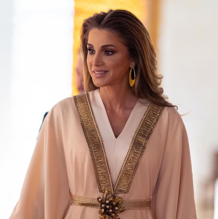 أجمل إطلالات الملكة رانيا الجمالية بمكياج برونزي ساحر