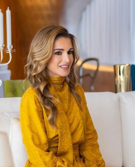 اطلالات الملكة رانيا الجمالية بمكياج بني مات