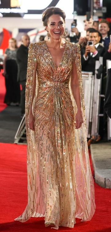 اطلالات كيت ميدلتون بالفستان الذهبي بتوقيع  Jenny Packham