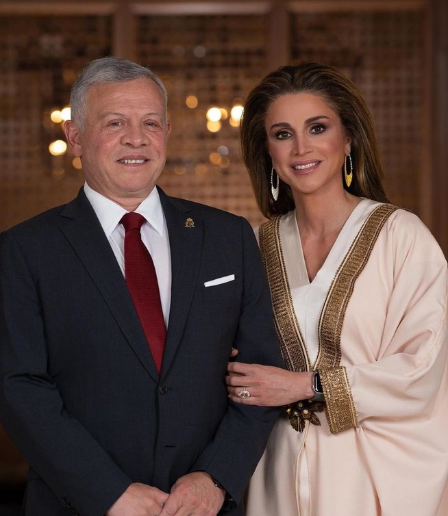 الملكة رانيا بإطلالة ساحرة وتسريحات مسحوبة الى الخلف