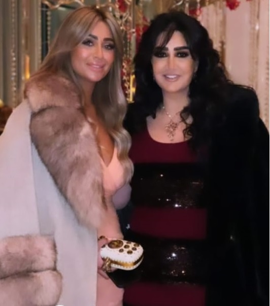 إطلالة غادة عبدالرازق وابنتها