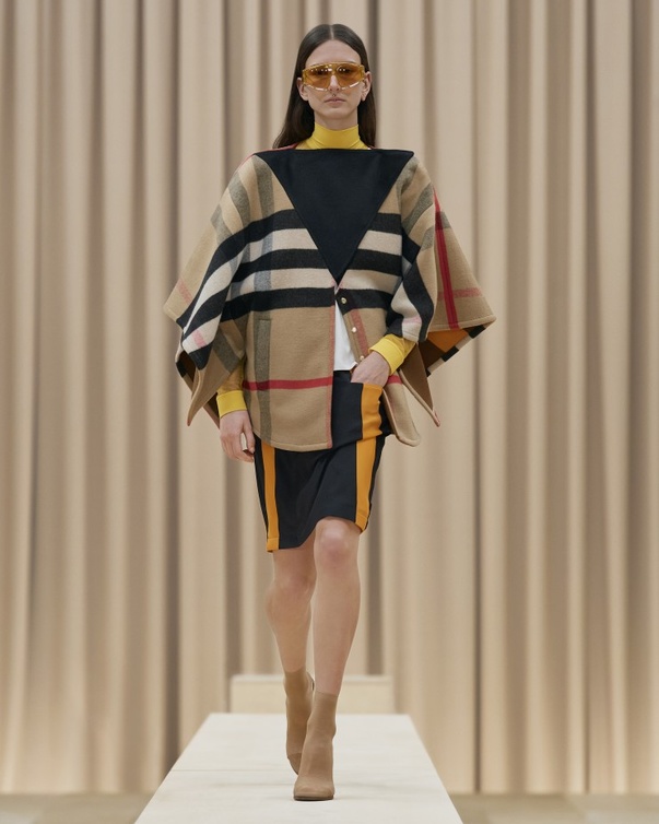 تصاميم كاب 2022- كاب مميّز بنقشة Burberry