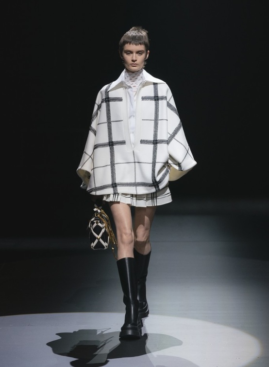 تصاميم كاب 2022- كاب أبيض مقلم مميّز من Valentino