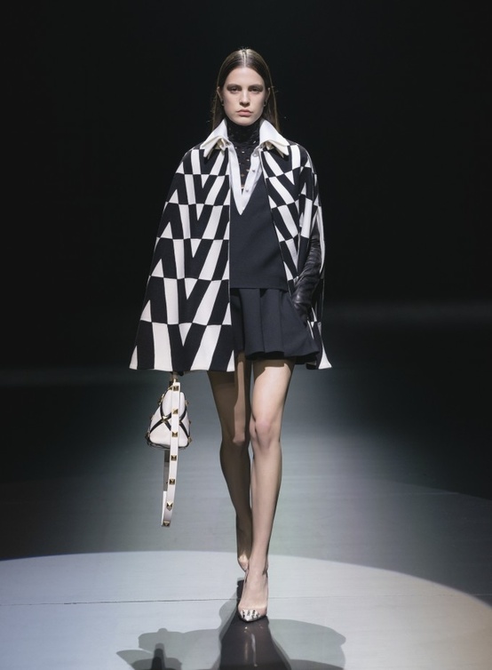 تصاميم كاب 2022- كاب باللّونين الأبيض والأسود مميّز من Valentino