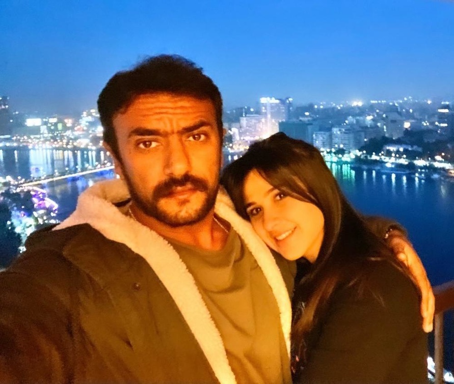 ياسمين عبدالعزيز مع زوجها احمد العوضي