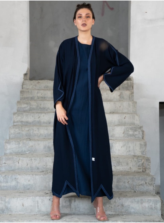 رقي وأناقة الكحلي بعباية Xclusive Atelier الشبابية مع التطريز البسيط