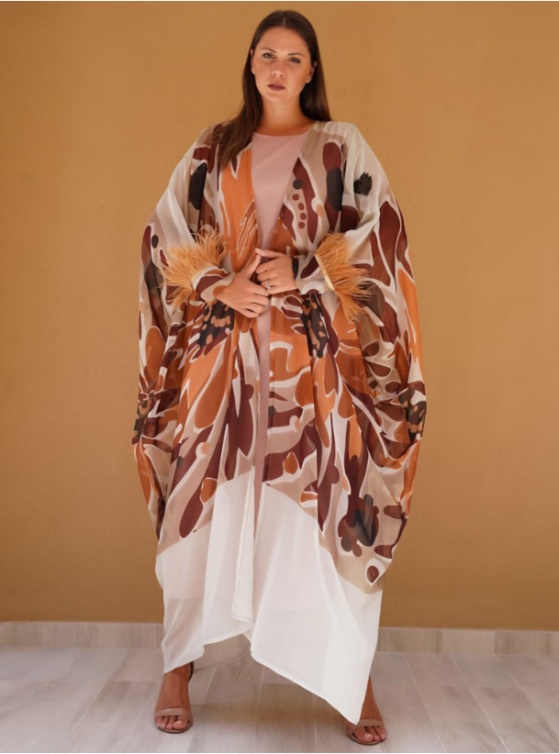 طبعات جذابة بمزيج من الألوان الترابيّة مع الريش الفاخر بتصميم من Balqees Fashion