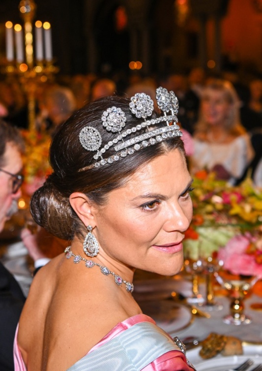 الأميرة فيكتوريا ولية عهد السويد تتألق بتاج Six Button Tiara في حفل توزيع جوائز نوبل