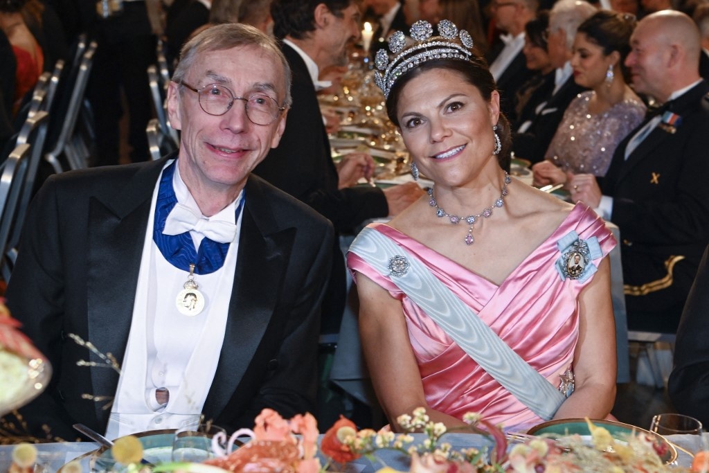 الأميرة فيكتوريا بتاج Six Button Tiara