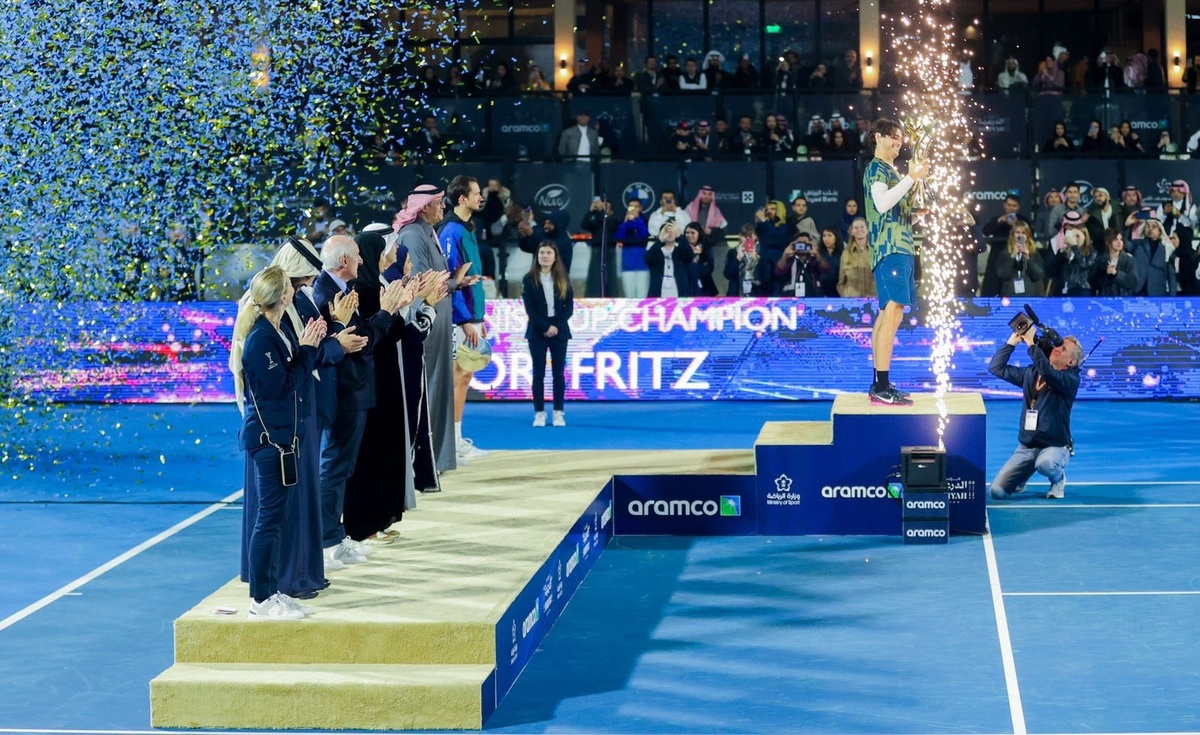 وصورة للاعب الفائز بعد التتويج 
