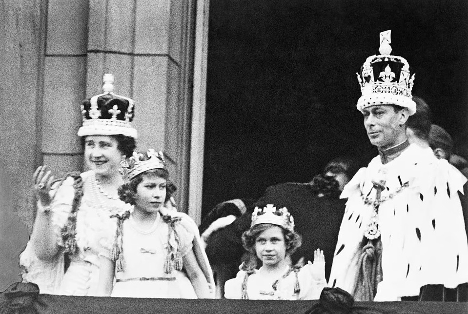 صنع تاج تتويج الملكة القرينة خصيصا من أجل الملكة الأم في عام 1937