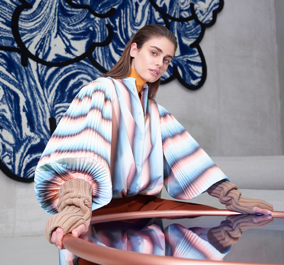 "تايلور هيل" Taylor Hill لـمجلة "هي":  أحب أن أكون مرتاحة جدا في كل ما أرتديه