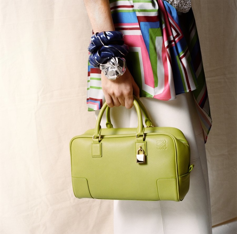 LOEWE  تطلق إصداراً جديداً من حقائب أمازونا الأيقونية