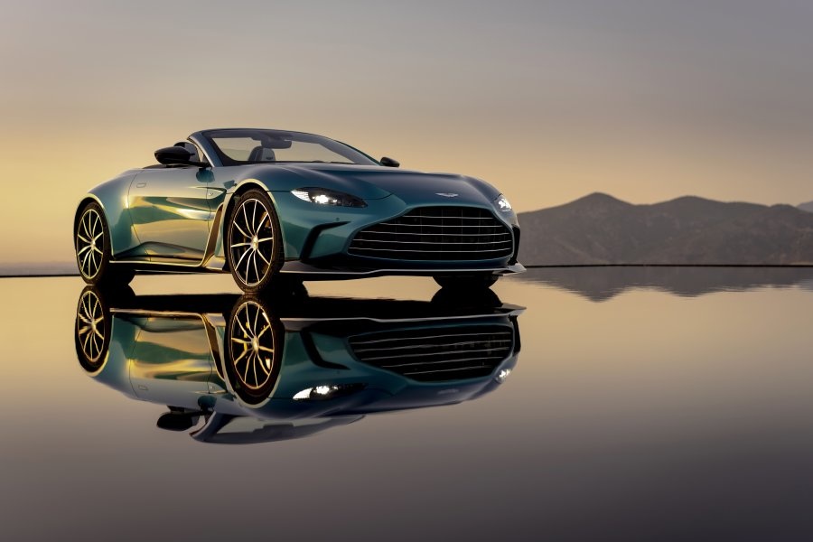 V12 Vantage Roadster الجديدة من أستون مارتن