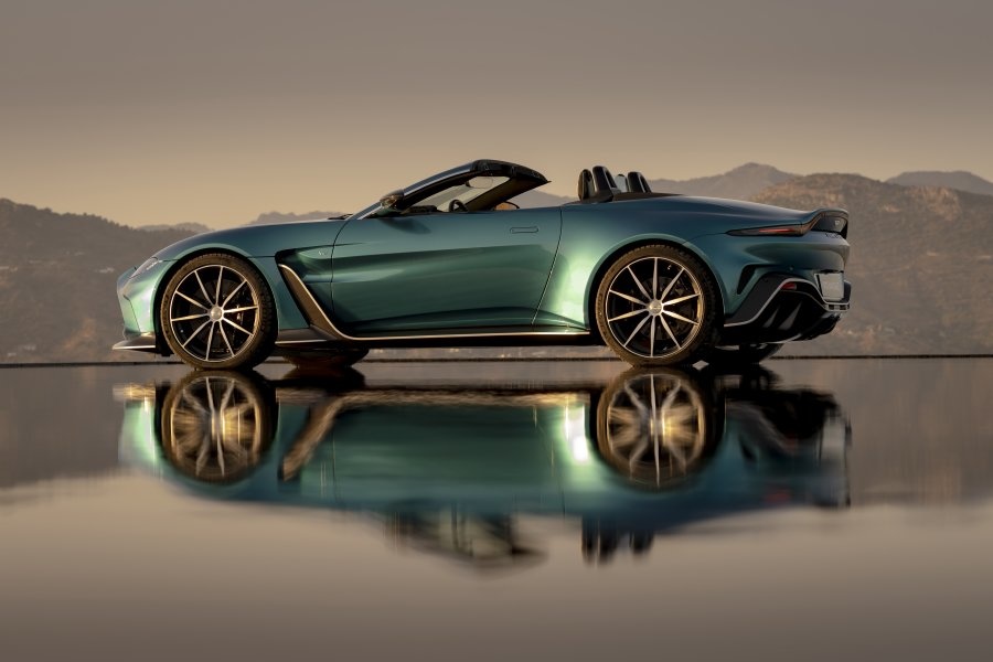 V12 Vantage Roadster الجديدة من أستون مارتن