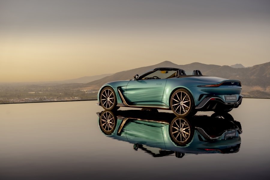 V12 Vantage Roadster الجديدة من أستون مارتن