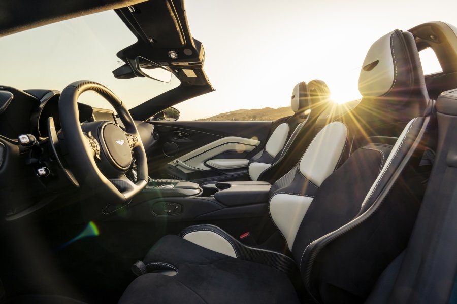 V12 Vantage Roadster الجديدة من أستون مارتن