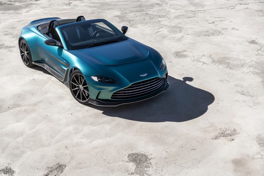 V12 Vantage Roadster الجديدة من أستون مارتن