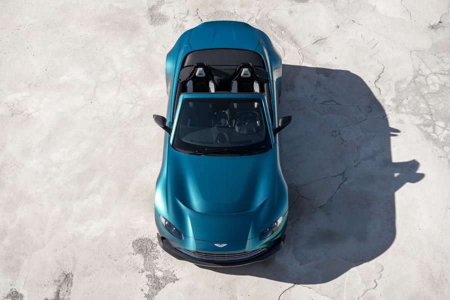 V12 Vantage Roadster الجديدة من أستون مارتن