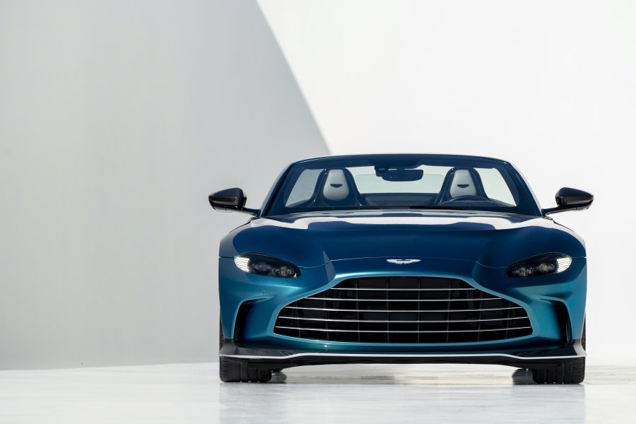 V12 Vantage Roadster الجديدة من أستون مارتن