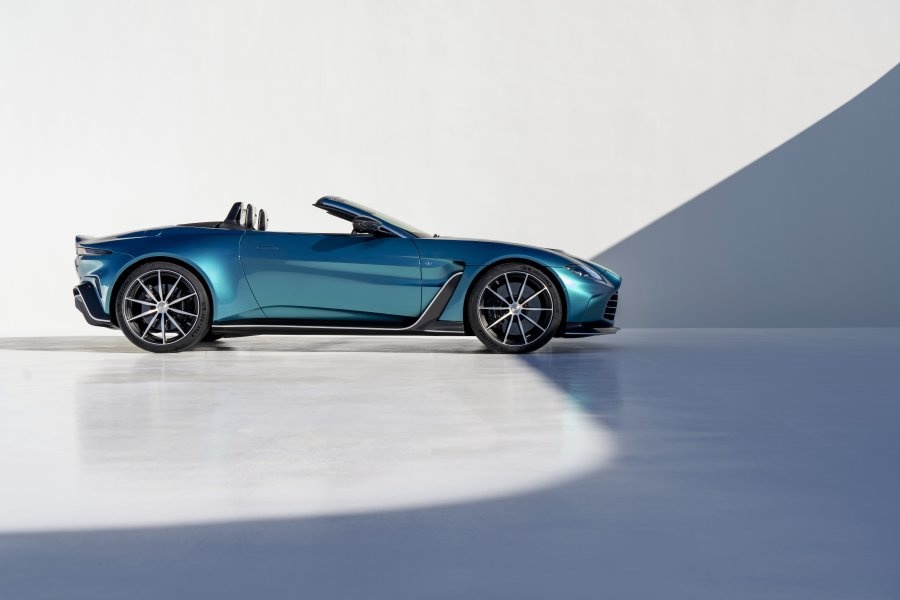V12 Vantage Roadster الجديدة من أستون مارتن