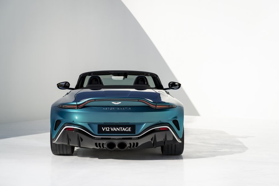 V12 Vantage Roadster الجديدة من أستون مارتن
