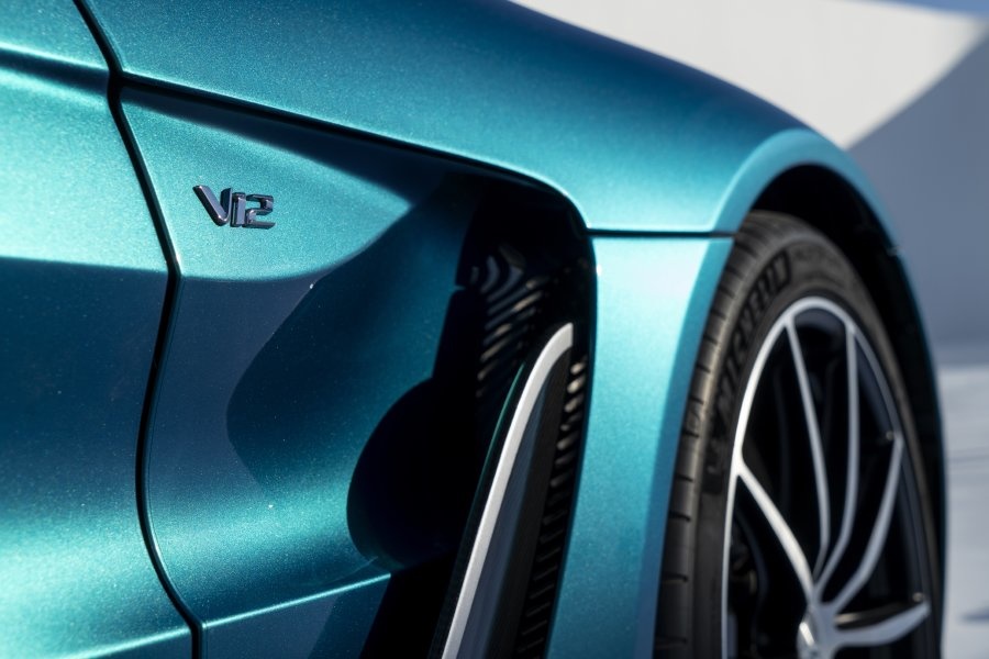V12 Vantage Roadster الجديدة من أستون مارتن