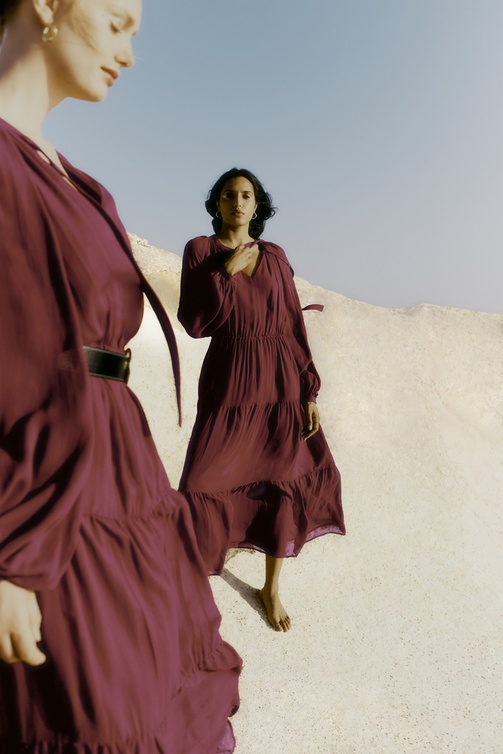 الفساتين البرغندي للوك جذاب من مجموعة Iris & Ink لخريف وشتاء 2022