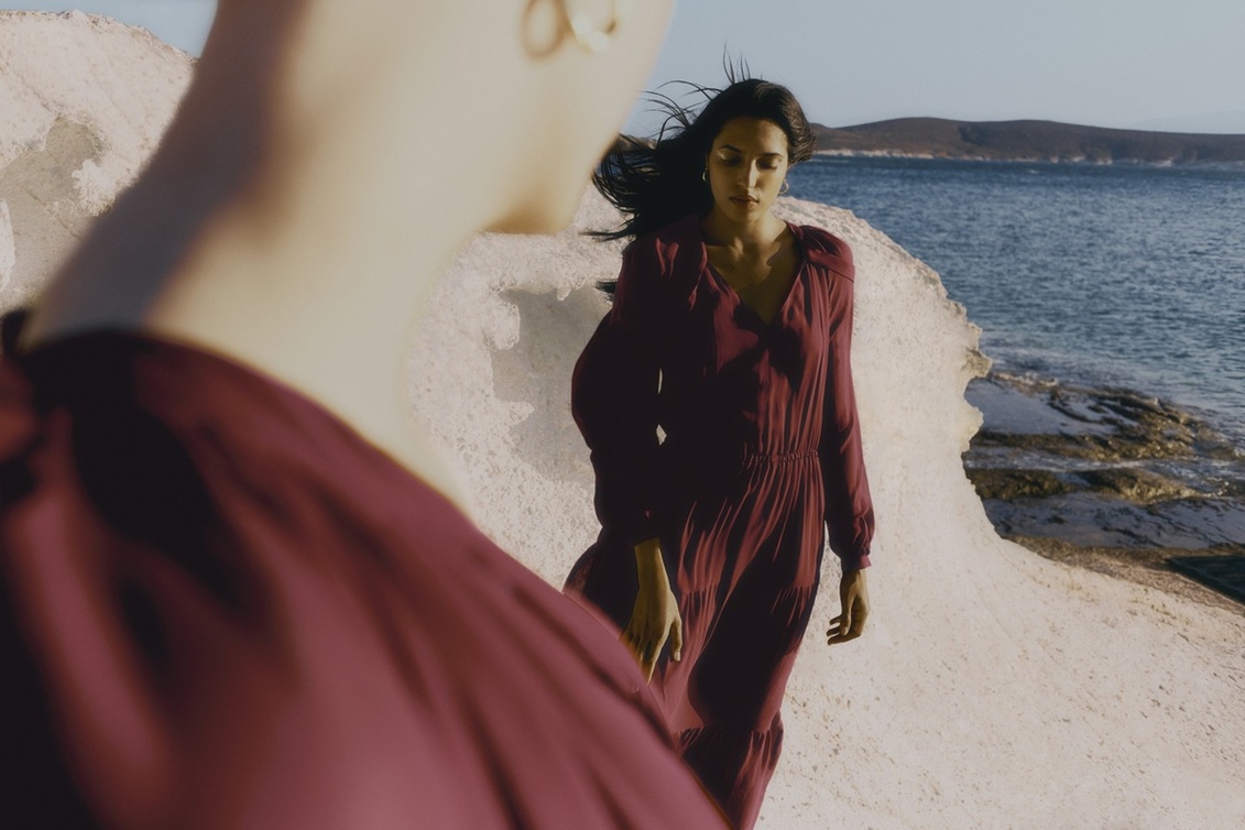 اللّون البرغندي لتصاميم أنثوية من مجموعة Iris & Ink لخريف وشتاء 2022