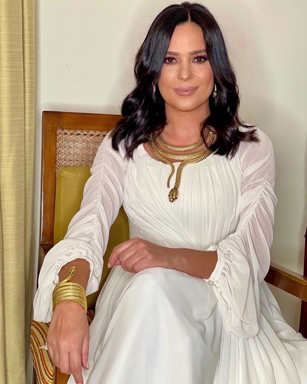 الاعلامية انجي القاضي بفستان ابيض 