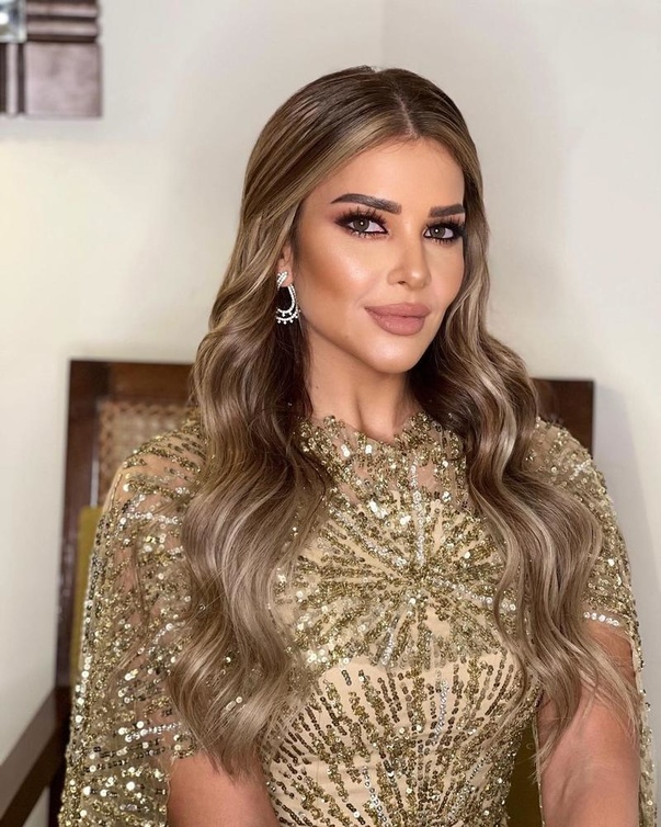 نهى درويش بفستان ذهبي 
