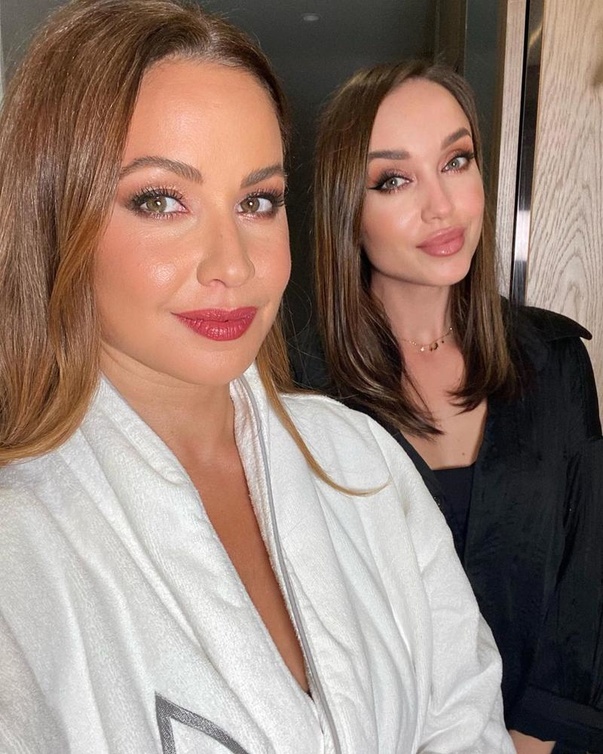 ريا ابي راشد بمكياج وردي ناعم مع خبيرة المكياج Alexandra Shemetova - صورة من انستغرام Alexandra Shemetova