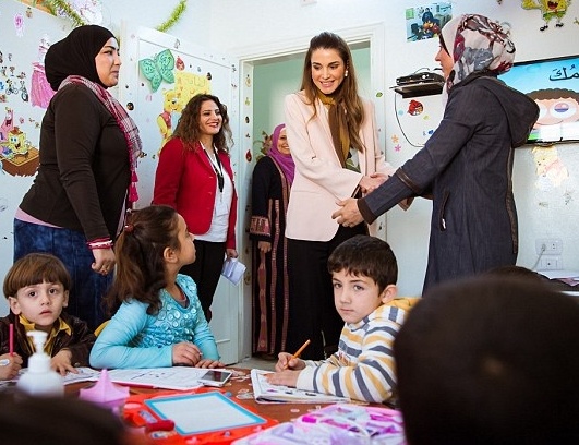 الملكة رانيا العبدالله مع الاطفال