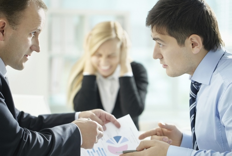 كيف تتعامل مع زميل عمل غير محتمل؟ - مجلة هي