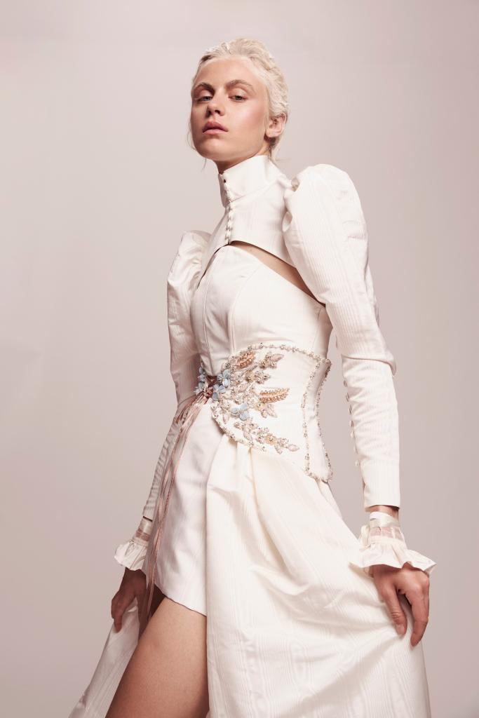 أكمام دراماتيكية بشكل هندسي من دار جاكلين وايت