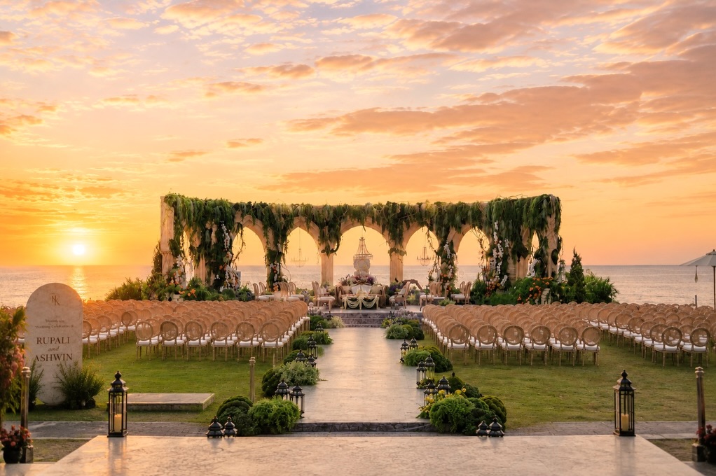 زينة الأقواس على قلعة تاريخية – الصورة من صفحة InterContinental Bali Resort