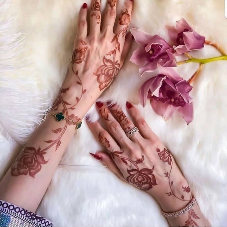 نقش الحناء بالورود لعروس تنبض بالحب
