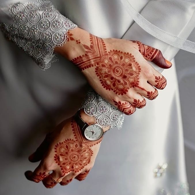 نقوش حناء العروس على كامل اليد